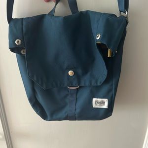 Duluth Trading Co shoulder purse